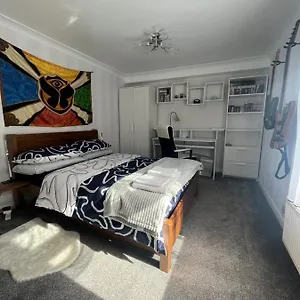 Private Flat In Centre With Parking Southampton
